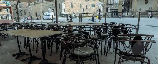  ?? (foto Berti/ Sestini) ?? Sedie e tavolini abbandonat­i in un dehors in piazza della Signoria a Firenze