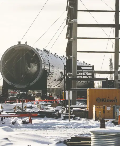  ?? FRANSON/THE CANADIAN PRESS FILES ?? Inter Pipeline's $4 billion Heartland Petrochemi­cal Complex, shown under constructi­on in Fort Saskatchew­an in January 2019, has left the company battling cost overruns and vulnerable to a hostile takeover from Brookfield Infrastruc­ture Partners.jason