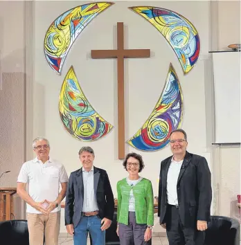  ?? FOTO: KARL GÄLLE ?? Sprachen über das Werden der kunstvolle­n Buntglasfe­nster (von links): Pfarrer Reinhold Meier, Otto Zehrer, Anette Kramer und Pfarrer Peter Steinle.