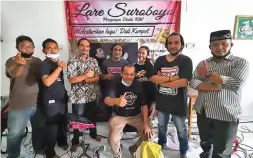  ?? GALIH ADI PRASETYO/JAWA POS ?? PENGOBAT RINDU: Pendiri Lare Suroboyo Didik Edy Susilo (tangah) bersama personel grup campursari milenial bentukanny­a saat sesi latihan.