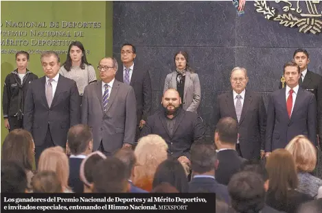  ?? MEXSPORT ?? Los ganadores del Premio Nacional de Deportes y al Mérito Deportivo, e invitados especiales, entonando el Himno Nacional.