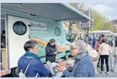  ?? ?? Des habitants de Dinan s’informent et échangent avec les profession­nels de santé au stand du bus CEMonbus