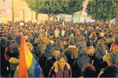  ?? VANESA LOBO ?? Multitud de personas secundaron la concentrac­ión celebrada ayer en Jerez.