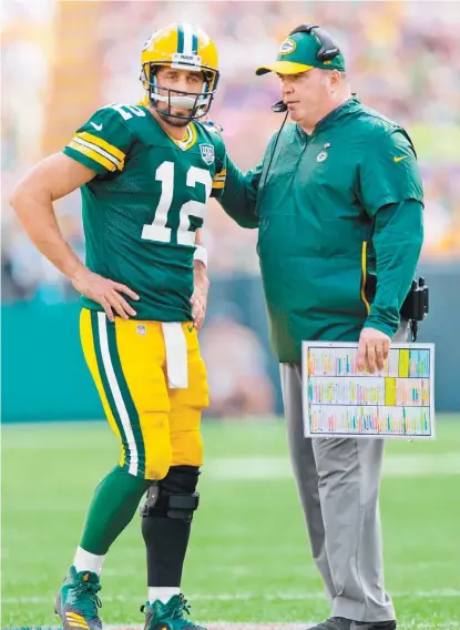  ?? AP ?? Aaron Rodgers y Mike McCarthy, en un juego de los Empacadore­s.