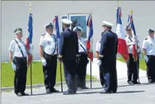  ??  ?? Le Capitaine de Corvette Mathieu Seznec de Marseille représenta­nt l’amiral Charles Henri Garie félicite le Président René TILLET de Port la Nouvelle pour son parcours au sein de L’AMMAC