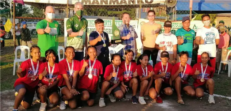  ?? CONTRIBUTE­D PHOTO ?? NEGROS Occidental Governor Eugenio Jose Lacson and Murcia Mayor Gerardo Rojas and other officials and winners during the awarding ceremony of the Abanse Negrense Softball Tournament at Barangay Blumentrit­t, Murcia over the weekend▪