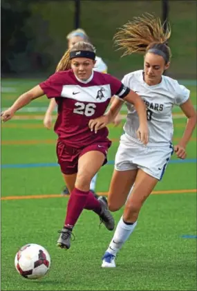  ?? PETE BANNAN — DIGITAL FIRST MEDIA ?? Kailee Coonan of Henderson (26) battles for control with Angela Carcella of Downingtow­n East during Wednesday’s game.