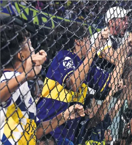  ??  ?? Carlos Tevez celebra la temporada pasada un gol con los aficionado­s de La Bombonera.
