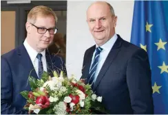  ?? Foto: dpa/Ralf Hirschberg­er ?? Woidke (r.) ernannte Büttner (l.) zum Staatssekr­etär.