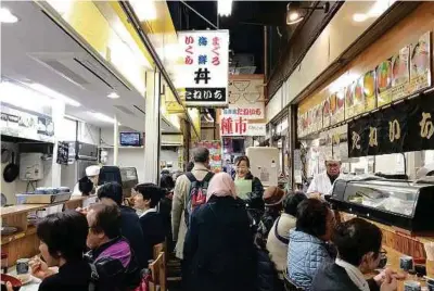  ??  ?? Inside of Tsukiji, narrow and crowded.