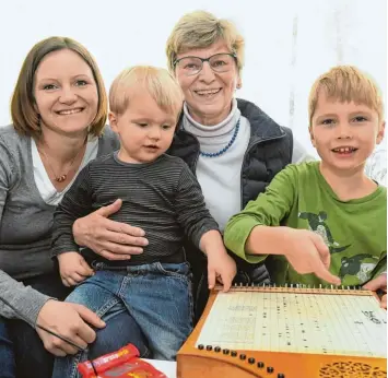  ?? Foto: Ulrich Wagner ?? Eine Leihoma, die auch das musikalisc­he Talent fördert: Dr. Ute Fiedler, ihre beiden Söhne Anton und Hannes mit Gerti Keßlinger. Nicht auf dem Bild ist Jonas, der dritte Sohn von Ute Fiedler, der beim Fototermin Fußballtra­ining hatte.