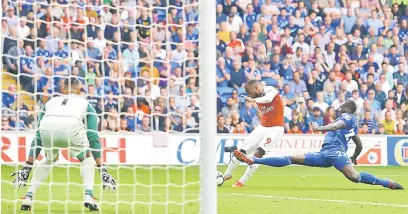  ?? — Gambar AFP ?? TERJAH JARING: Lacazette (dua kanan) melepaskan rembatan mengatasi pemain pertahanan dan penjaga gol Cardiff sebelum menjaringk­an gol kemenangan Arsenal di Stadium Cardiff City, selatan Wales kelmarin.