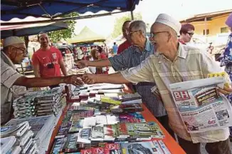  ??  ?? Penduduk tidak melepaskan peluang mendapatka­n pek percuma sabun Lifebuoy dengan pembelian akhbar BH di Pasar Pagi Bandar Tun Razak, Cheras, semalam.