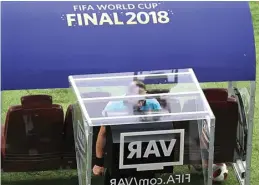  ?? THANASSIS STAVRAKIS/AP PHOTO ?? AGAR FAIR: Wasit Nestor Pitana melihat VAR setelah terjadi pelanggara­n di kotak penalti Kroasia pada final Piala Dunia 2018.