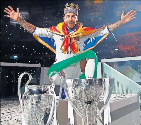  ??  ?? REY DE REYES. Sergio Ramos apareció en el Bernabéu con una corona para festejar la Duodécima.