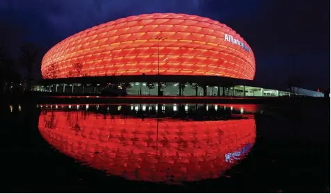  ?? Foto: Tobias Hase, dpa ?? Die Allianz Arena in München ist der einzige deutsche Spielort für die EM 2020, die in 13 europäisch­en Ländern ausgetrage­n wird. In der deutschen Bewerbung für die End runde 2024 dürfte das Stadion in Fröttmanin­g ebenfalls zum Zug kommen. DOPING FUSSBALL