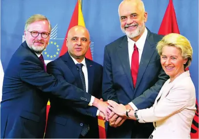  ?? EUROPA PRESS ?? La presidenta de la Comisión, Ursula von der Leyen, junto a Dimitar Kovacevski, Edi Rama y Petr Fiala