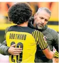  ?? FOTO: DPA ?? Dortmunds Trainer Marco Rose mit Spieler Axel Witsel.