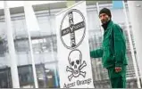  ??  ?? Ein Landwirt hält vor der Bayer-zentrale ein Protestpla­kat. Foto: dpa/jannis Mattar