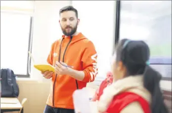  ?? PROVIDED TO CHINA DAILY ?? A foreign teacher with VIPkid interacts with students at an offline demostrati­on class.