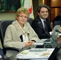  ??  ?? A sinistra Elena Cattaneo, farmacolog­a e senatrice a vita, con Fabiano Amati che introdurrà la sua lezione al Teatro sociale di Fasano