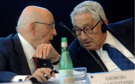  ?? (Agf) ?? Vecchi amici Giorgio Napolitano e Henry Kissinger in una conferenza in memoria di Gianni Agnelli. L’Avvocato ha avuto un ruolo decisivo nell’ultra ventennale amicizia che lega l’ex presidente italiano e l’ex segretario di Stato Usa