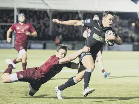  ??  ?? Lee Jones finishes off a superb eighty-metre move to score Glasgow Warriors’ second try against Munster at Scotstoun last night.