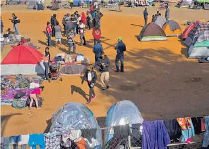  ?? AP ?? Migrantes centroamer­icanos en Tijuana, México, muy cerca de la frontera con Estados Unidos. Al aludir a esa realidad, Donald Trump dijo que hay una situación “muy mala” en esa ciudad azteca.