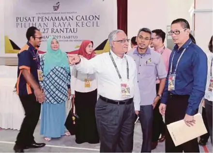  ?? TAMAD PIC BY SAIFULLIZA­N ?? Election Commission deputy chairman Dr Azmi Sharom (right) monitoring preparatio­ns for the nomination day of the Rantau by-election in SJKC Sri Sendayan in Rembau yesterday.