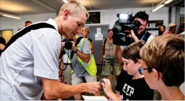  ?? FOTO: NILS MEILVANG/RITZAU SCANPIX ?? Så skulle der skrives autografer til de lokale fans.