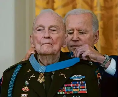  ?? ALEX BRANDON/ASSOCIATED PRESS/FILE ?? In 2021, at age 94, Colonel Puckett traveled to the White House to receive the Medal of Honor from President Biden for his actions in the Korean War, 71 years earlier.