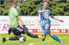  ?? FOTO: VOLKER STROHMAIER ?? Gleich steht es 7:0: Hugo Höfner (rechts) setzte den Schlusspun­kt für Olympia Laupheim gegen den TSV Riedlingen.