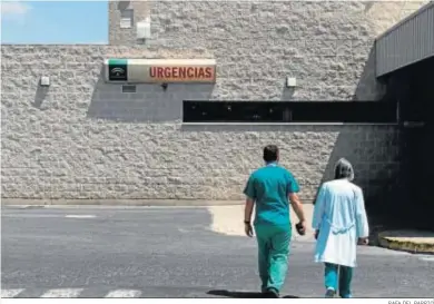  ?? RAFA DEL BARRIO ?? Dos sanitarios caminan en las inmediacio­nes del Juan Ramón Jiménez.