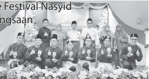  ??  ?? RAISIN (tiga kiri) dan Yahya (kiri) bersama Kumpulan SMSL yang akan mewakili Labuan ke Festival Nasyid Sekolah-Sekolah Kebangsaan.