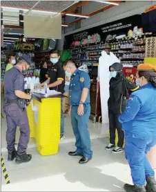  ??  ?? Police, SRDC enforcemen­t and Malaysian Civil Defence Force personnel inspect a business premises in Sibu Jaya.