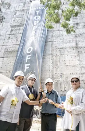  ?? SUNSTAR FOTO / ALEX BADAYOS ?? NEWHOME: Cebu Landmaster­s Inc. chief executive officer Jose Soberano III (third from left) and chief operating officer Jose Franco Soberano (left), together with partners Borromeo Brothers Inc. president Bernadette Gallego (right), and managing director Jose Daniel Borromeo (second from left), lead the topping off ceremony of the Latitude Corporate Center.