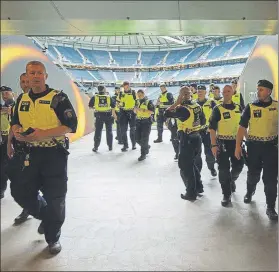  ?? F: EFE ?? Estado de alerta en Estocolmo Alta seguridad en el estadio tras el atentado en Manchester