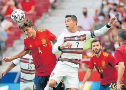  ?? Juanjo Martín ?? Pau Torres y Cristiano Ronaldo, disputando un balón en el encuentro de ayer.