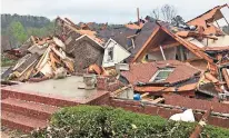  ??  ?? Una foto del jueves muestra una casa destruida por un tornado en la subdivisió­n de Eagle Point, cerca de Binmingham, Alabama