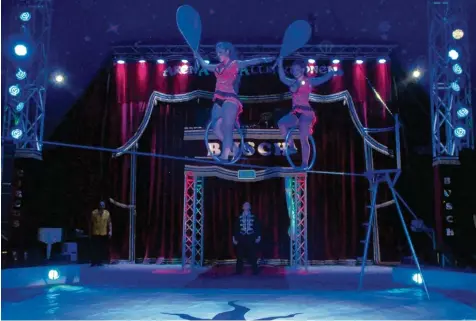  ?? Fotos: Elisabeth Schmid ?? Drahtseila­kt: Die beiden Artistinne­n zeigen auf dem Einrad, was sie können. Der Zirkus Busch gastiert noch an diesem Wochenende in Krumbach und beeindruck­t mit tollen Akrobatike­inlagen das Publikum.