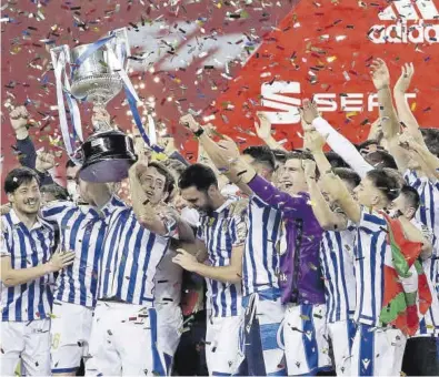  ?? EFE / JULIO MUÑOZ ?? Los jugadores de la Real celebran el título con la Copa del Rey sobre el césped de La Cartuja.