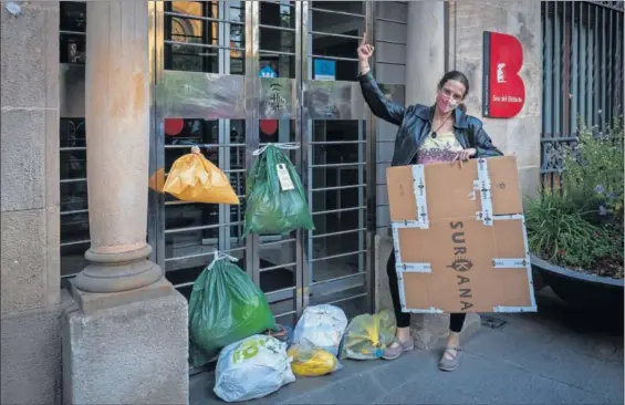  ?? / C. RIBAS ?? Vecinos del barrio de Sant Andreu protestan ante la sede municipal de la plaza Orfila contra la nueva recogida selectiva de puerta a puerta.