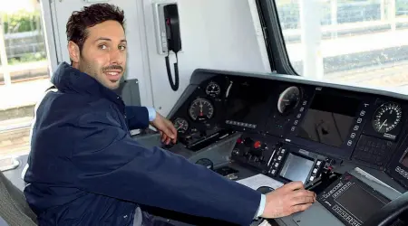  ?? (foto Moro) ?? In cabina Federico Panzeri,
27 anni, al banco di manovra nel suo primo giorno di lavoro come macchinist­a Trenord. Si era candidato per il posto nel 2016