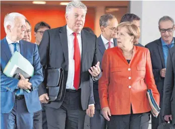  ?? FOTO: DPA ?? Nächste Runde zum Thema Diesel: Die Oberbürger­meister von Stuttgart, Fritz Kuhn (Grüne), und München, Dieter Reiter (SPD), mit Bundeskanz­lerin Angela Merkel (CDU).