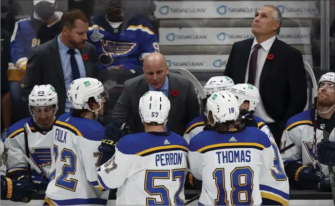  ?? AP FILE ?? UNDER CONSIDERAT­ION: St. Louis Blues assistant coach Jim Montgomery, center, is in the mix for the Bruins’ vacant head coaching position.