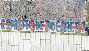  ?? ?? Pancarta que mostraron los seguidores del Atlético en el entrenamie­nto en Majadahond­a.