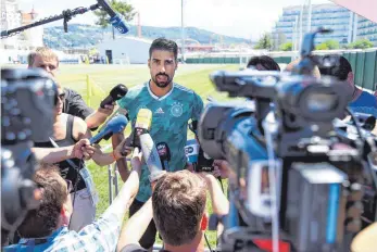  ?? FOTO: DPA ?? Trotzt auch humorvolle­n schwedisch­en Journalist­en – Sami Khedira versucht im Team voranzugeh­en.