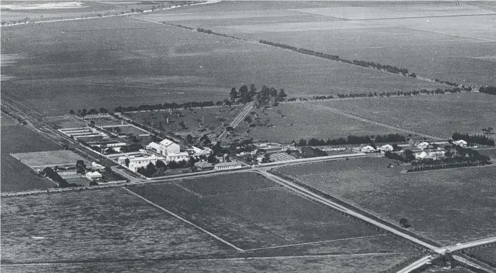  ?? Picture: GEELONG HERITAGE CENTRE COLLECTION ?? Sparrovale Farm as seen from the air in the 1920s.