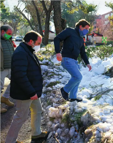  ??  ?? José Luis Martínez-Almeida visitó ayer una de las zonas afectadas por el temporal