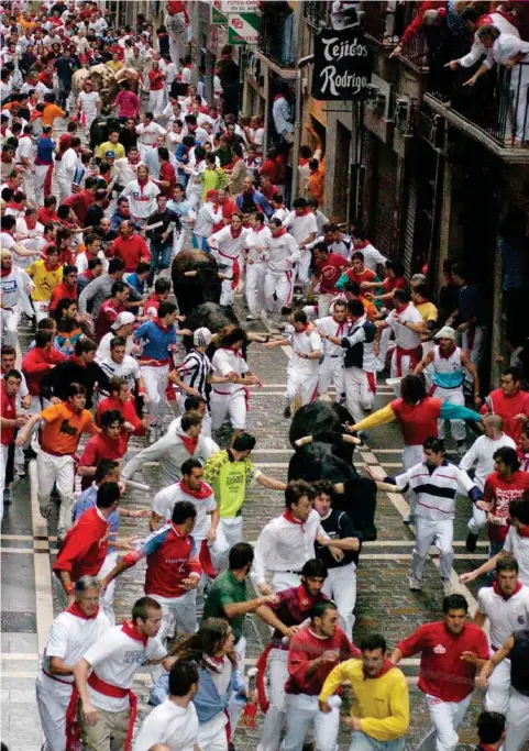  ??  ?? Es imposible intentar entender Pamplona sin corridas de toros. Los astados que se lidian por la tarde, temprano en la mañana son corridos por las calles de la bella ciudad navarra.